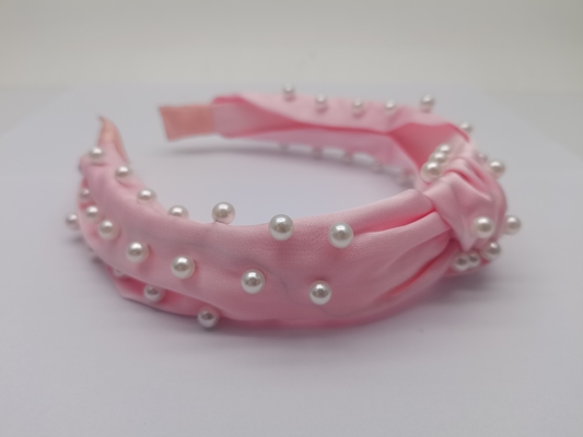 Ein auffälliges, rosa gefälschtes Haarband für Frauen