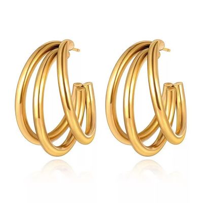 Goldene Ohrringe mit poliertem Finish und Raffinesse